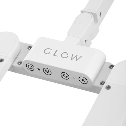 Glow L05 lamp in use during a manicure