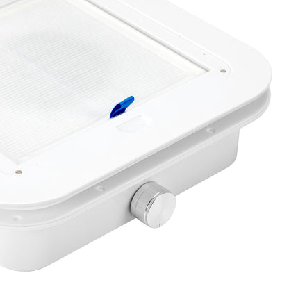 Momo P30 built-in extractor in use during a manicure